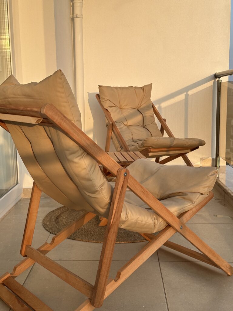 Studio mit seitlichem Meer- und Bergblick